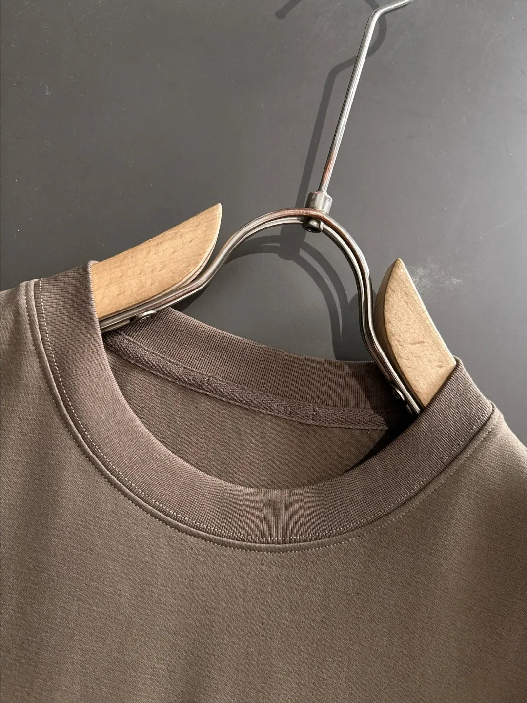 🅿️330 shipped next day. High version Stone Island/Stone Island 25ss spring and summer new high-definition T-shirt. Made with machines imported from Italy. It is truly the most luxurious and high-quality. It is a style that you can wear with your eyes closed. Combed and heavyweight fabrics. High-strength and heavy-weight fabrics feel full of weight when weighed. The upper body is also more textured than ordinary T-shirts and is not easy to deform. This texture can cope with the weather. It is sweat-absorbent and breathable, suitable for both hot and cold conditions! Perfectly produced with reference to the original stitch and stitch! The loose fit design is super noble. Custom-woven signature ribbed collar, cuffs, and hem. Really rare and rare goods Size: M-XXXL